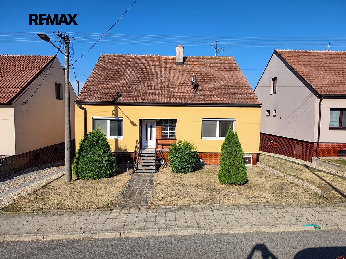 Prodej rodinného domu 216 m², pozemek 694 m² – fotografie 2