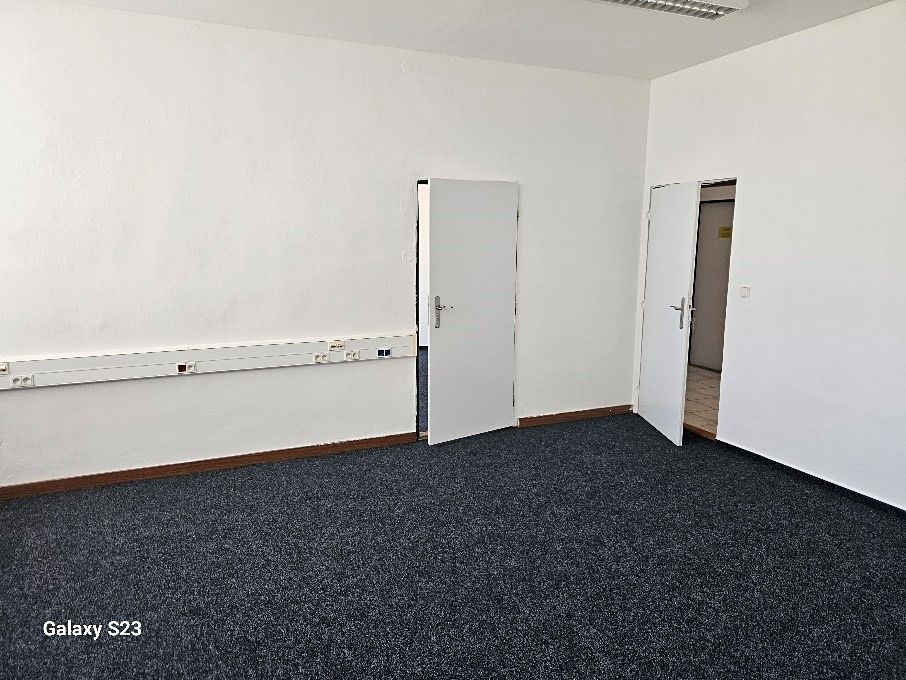 Pronájem kanceláře 70 m² – fotografie 3