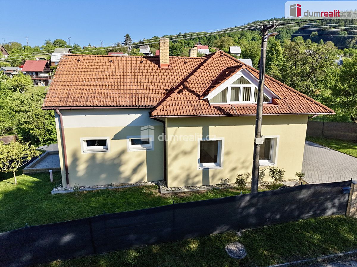 Prodej rodinného domu 247 m², pozemek 1024 m² – fotografie 5
