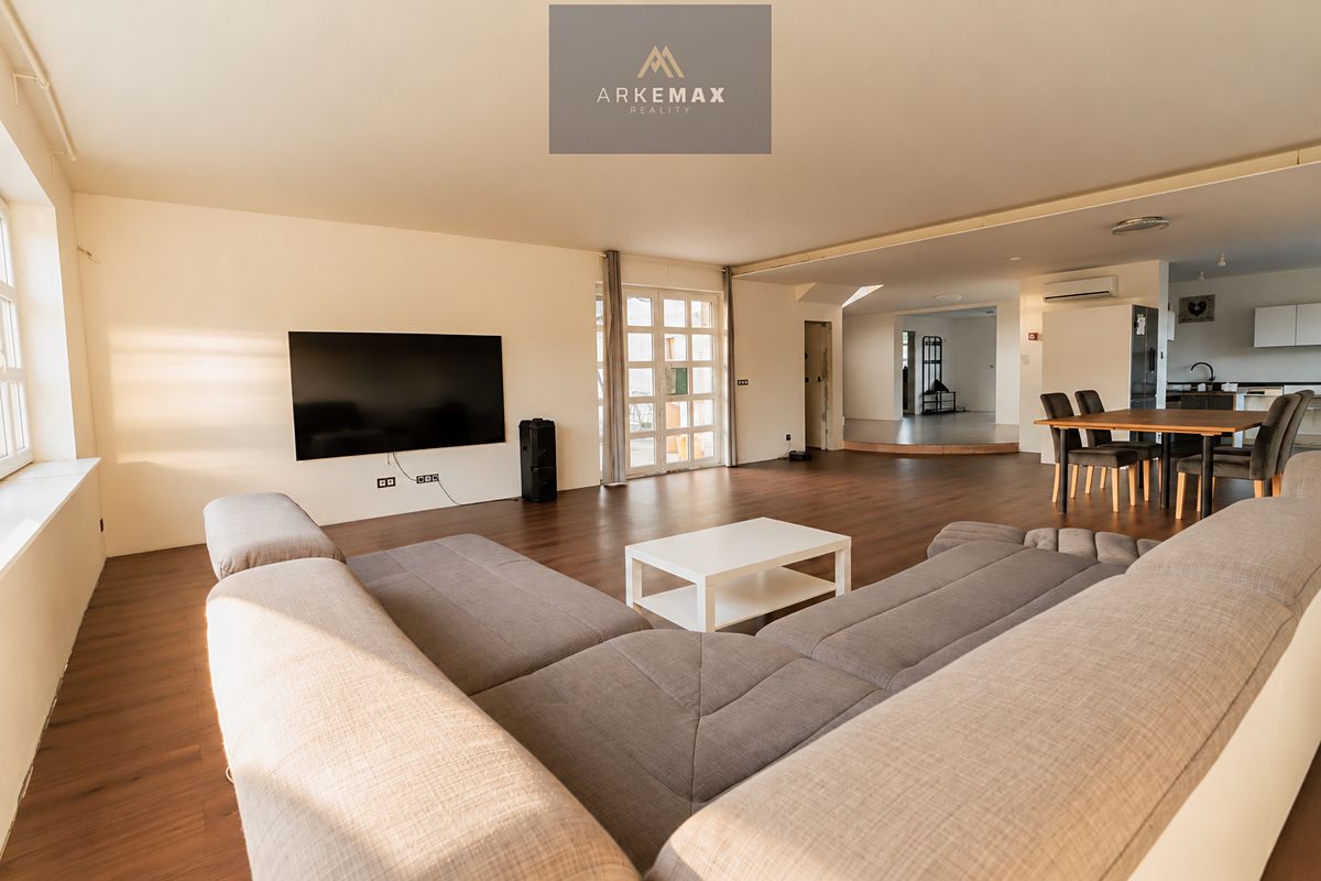 Prodej rodinného domu 398 m², pozemek 5060 m²