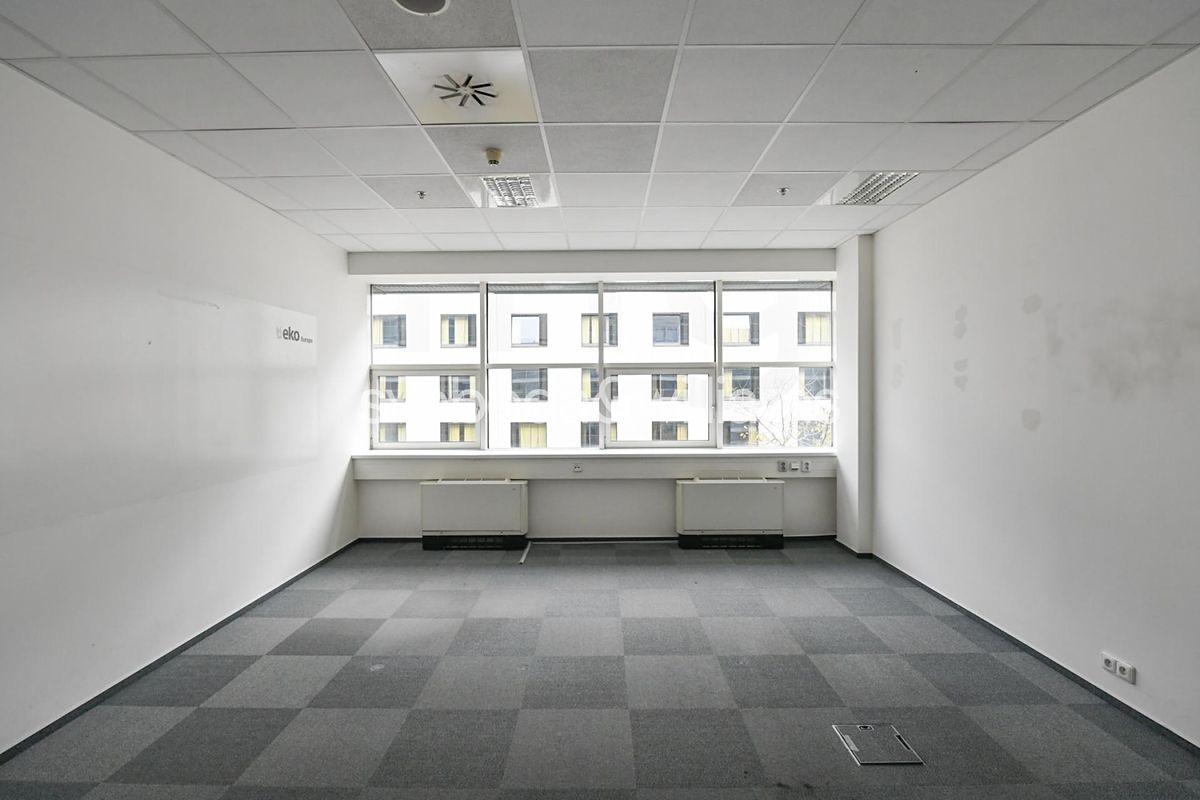 Pronájem kanceláře 810 m² – fotografie 2