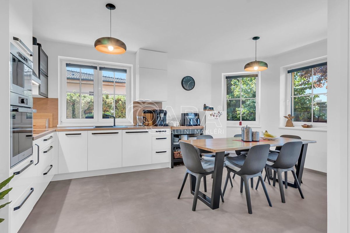 Prodej rodinného domu 255 m², pozemek 775 m² – fotografie 5