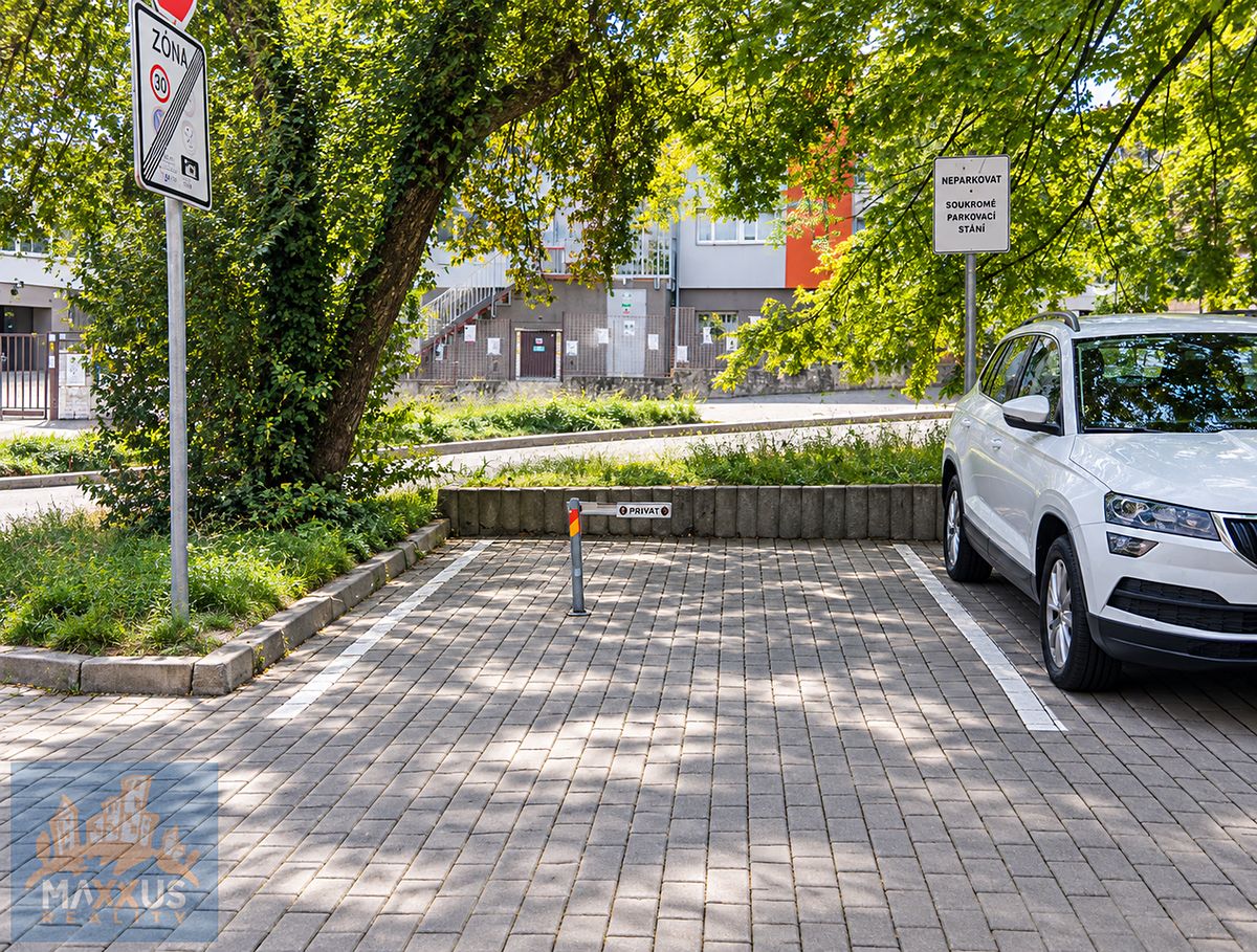 Pronájem garážového stání 18 m²
