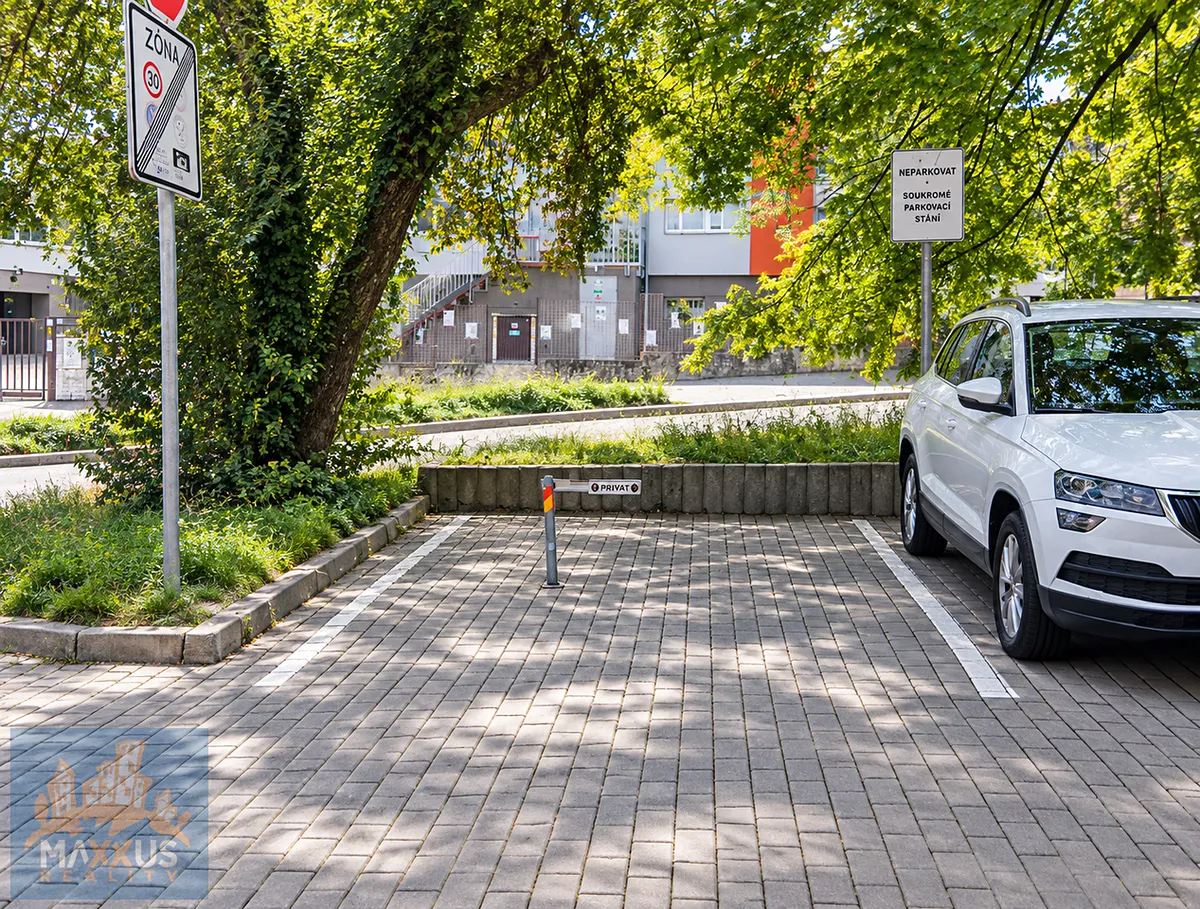 Pronájem garážového stání 18 m²