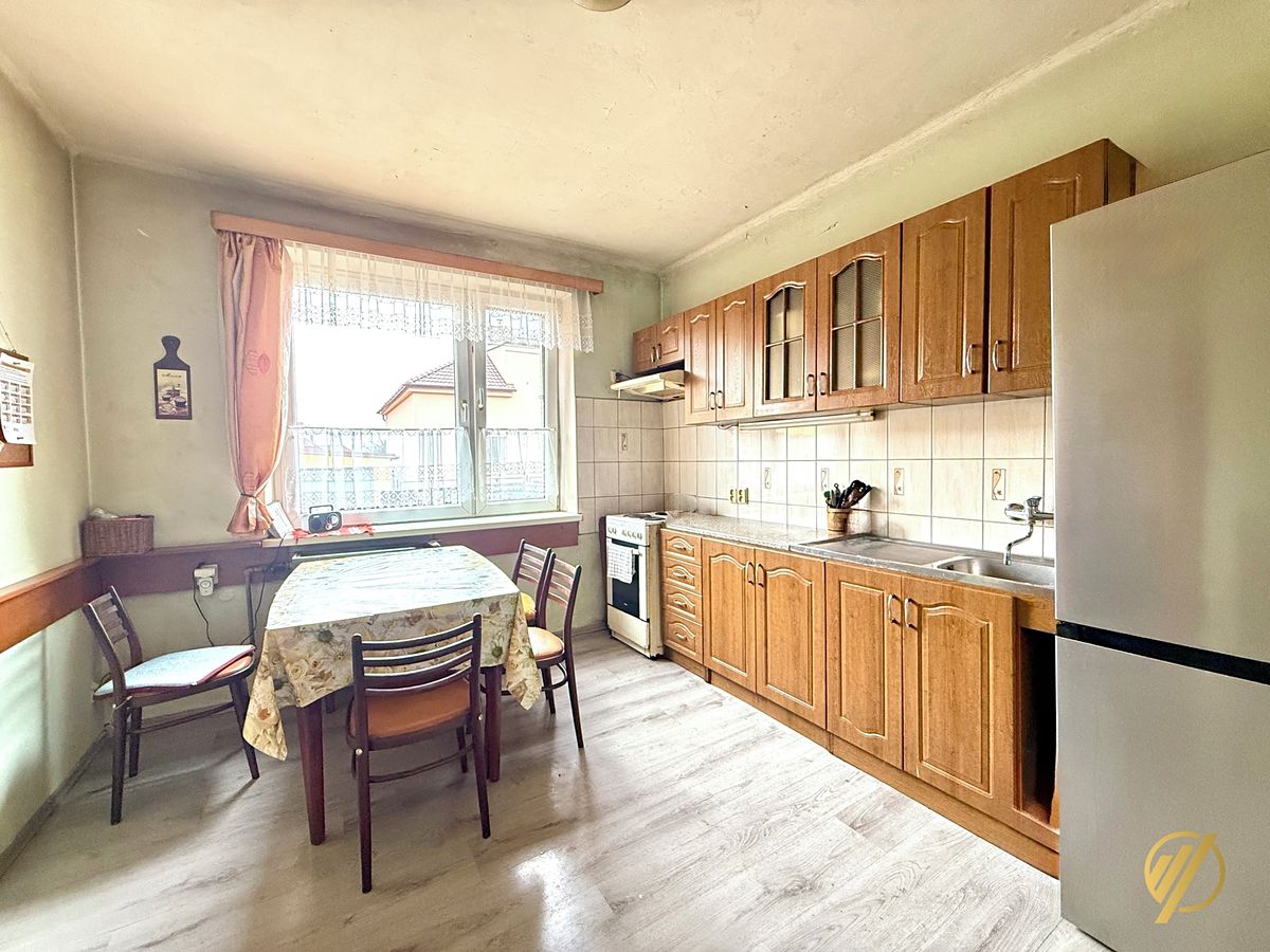 Prodej rodinného domu 188 m², pozemek 1077 m² – fotografie 2