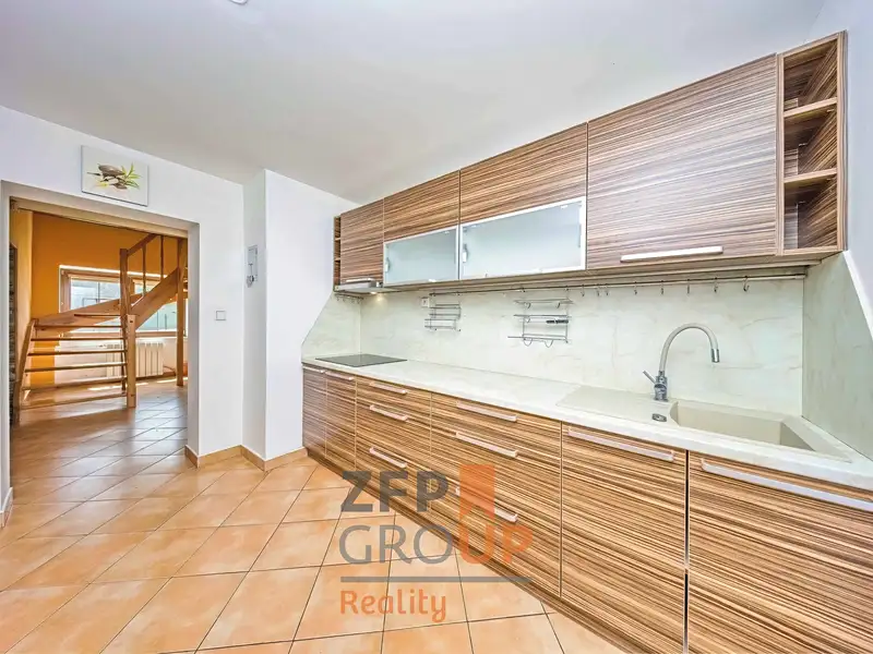 Prodej rodinného domu 227 m², pozemek 889 m², Senice na Hané – náhled fotky 3