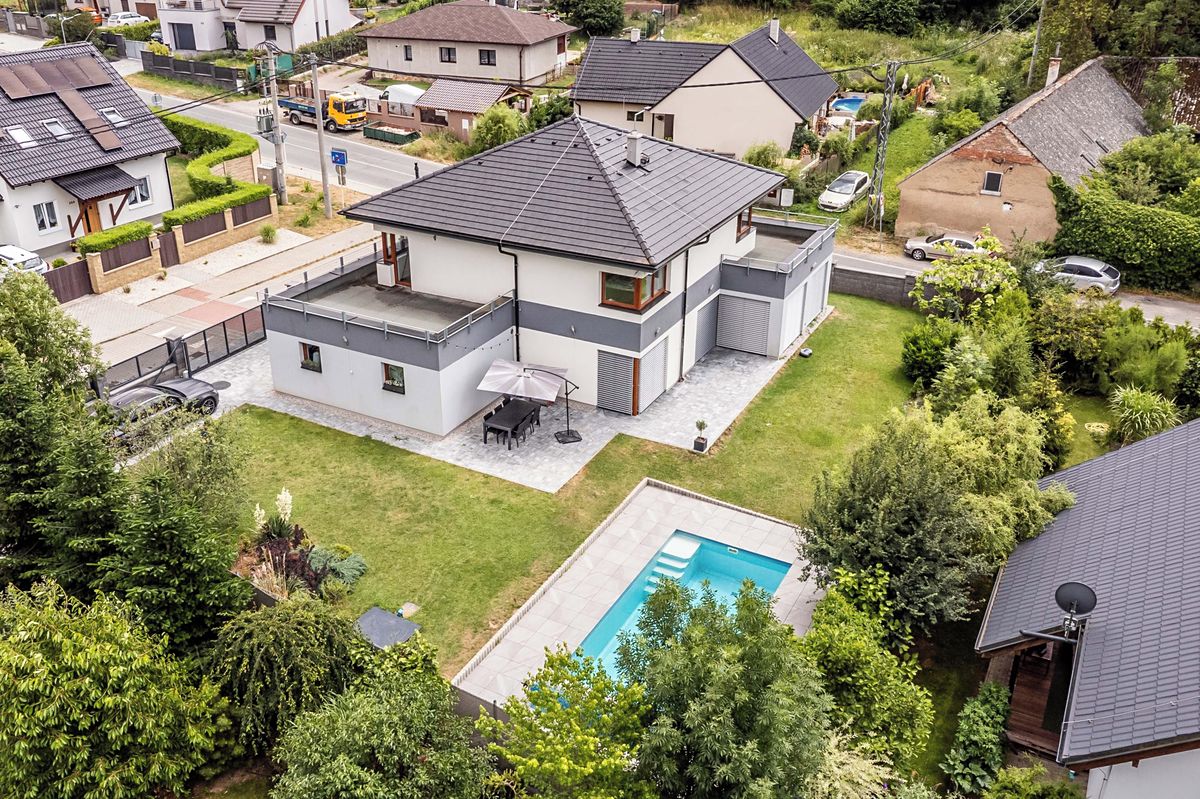 Prodej rodinného domu 229 m², pozemek 777 m² – fotografie 2