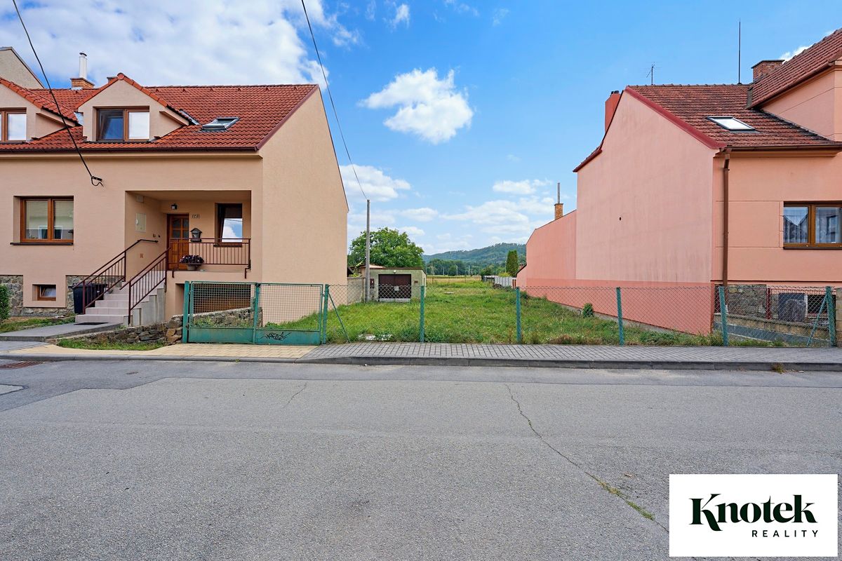 Prodej stavebního pozemku 825 m² – fotografie 2