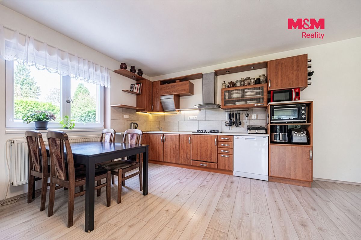 Prodej rodinného domu 226 m², pozemek 1151 m² – fotografie 2