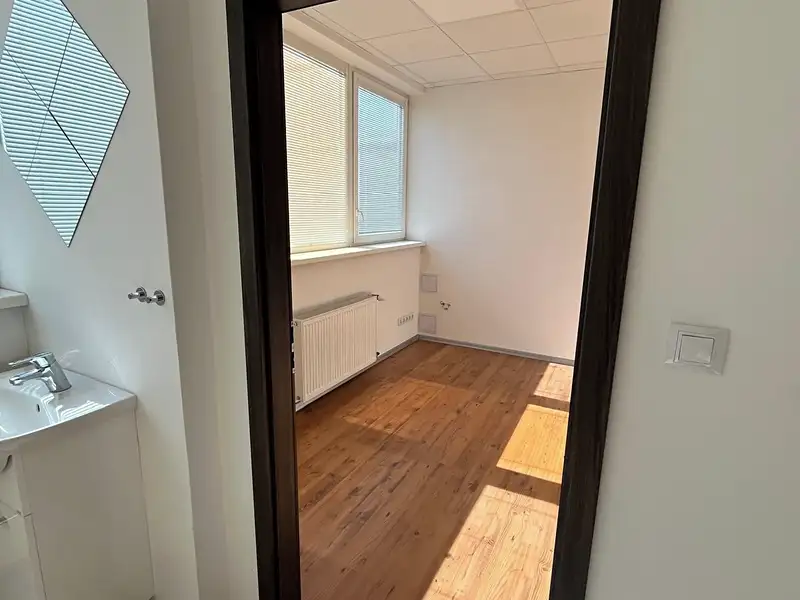 Pronájem kanceláře 28 m², Kolín – náhled fotky 3