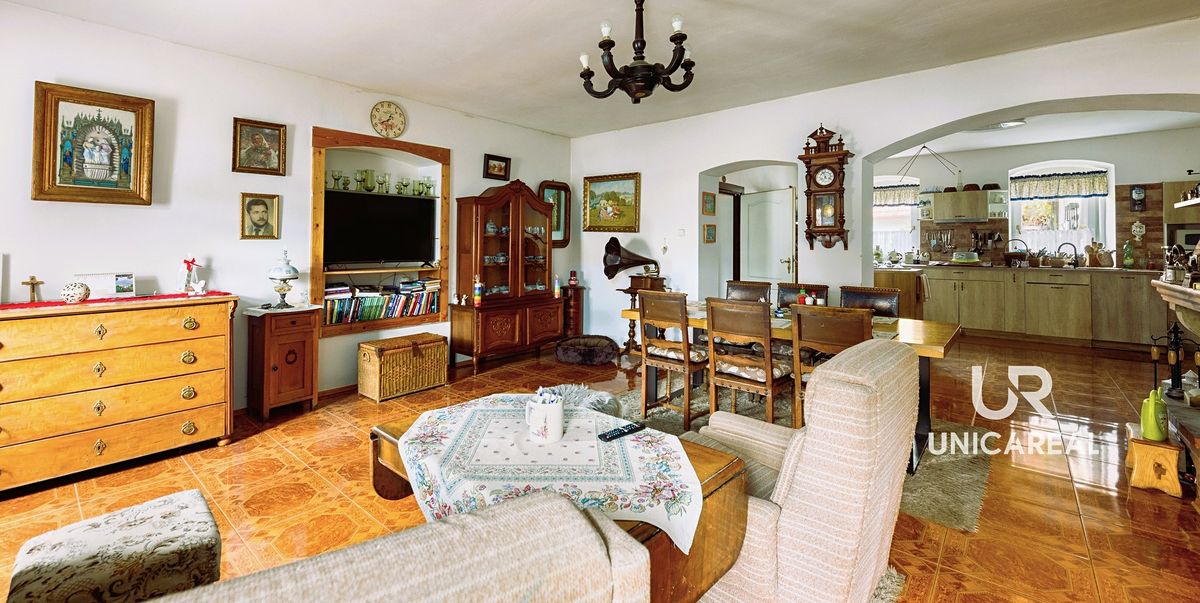 Prodej rodinného domu 330 m², pozemek 1643 m² – fotografie 2