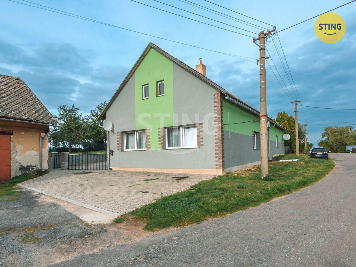 Prodej rodinného domu 220 m², pozemek 850 m² – fotografie 2