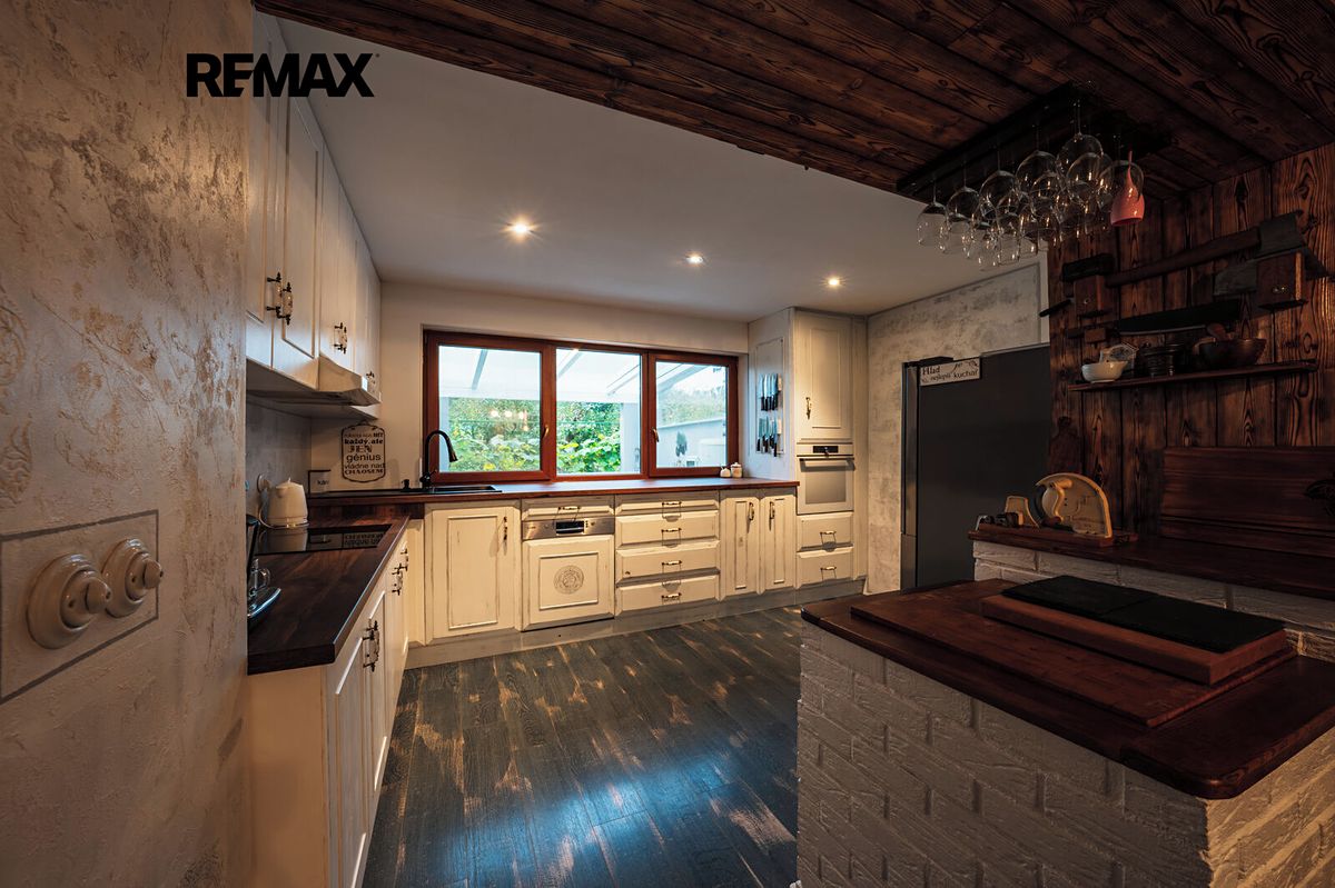 Prodej rodinného domu 440 m², pozemek 835 m² – fotografie 4