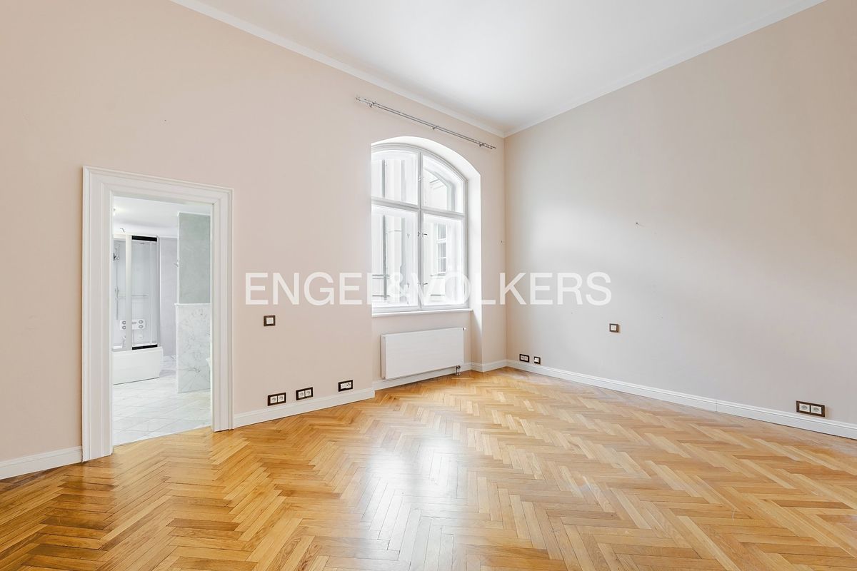 Pronájem bytu 6 pokojů a více 210 m² – fotografie 4