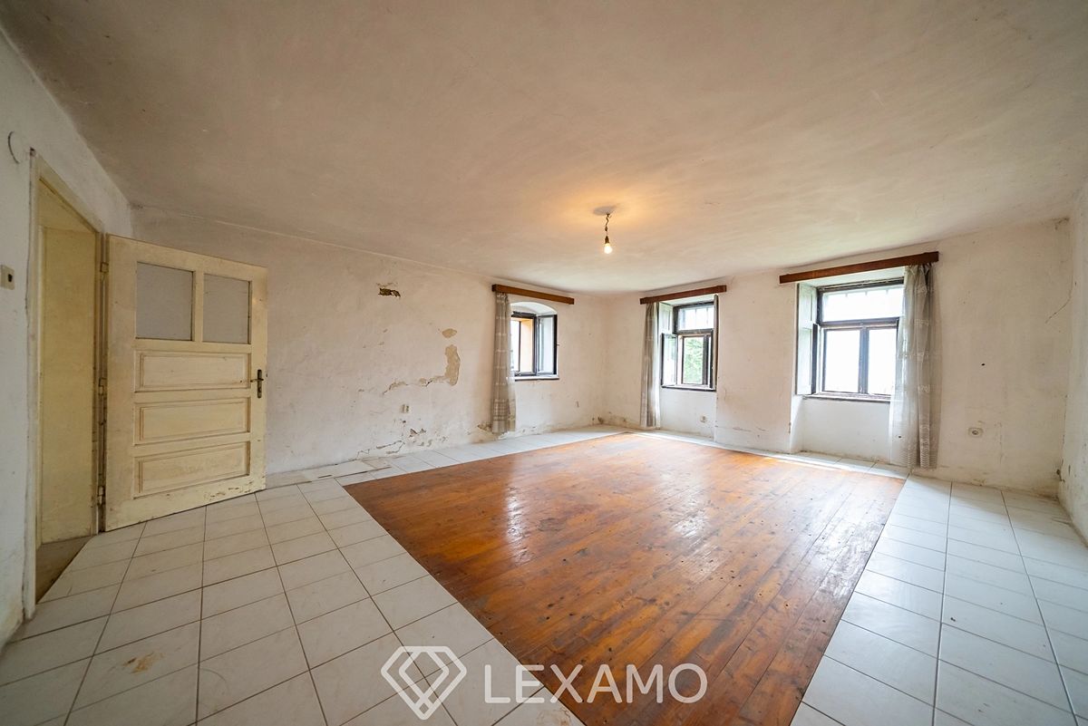 Prodej rodinného domu 325 m², pozemek 902 m² – fotografie 2