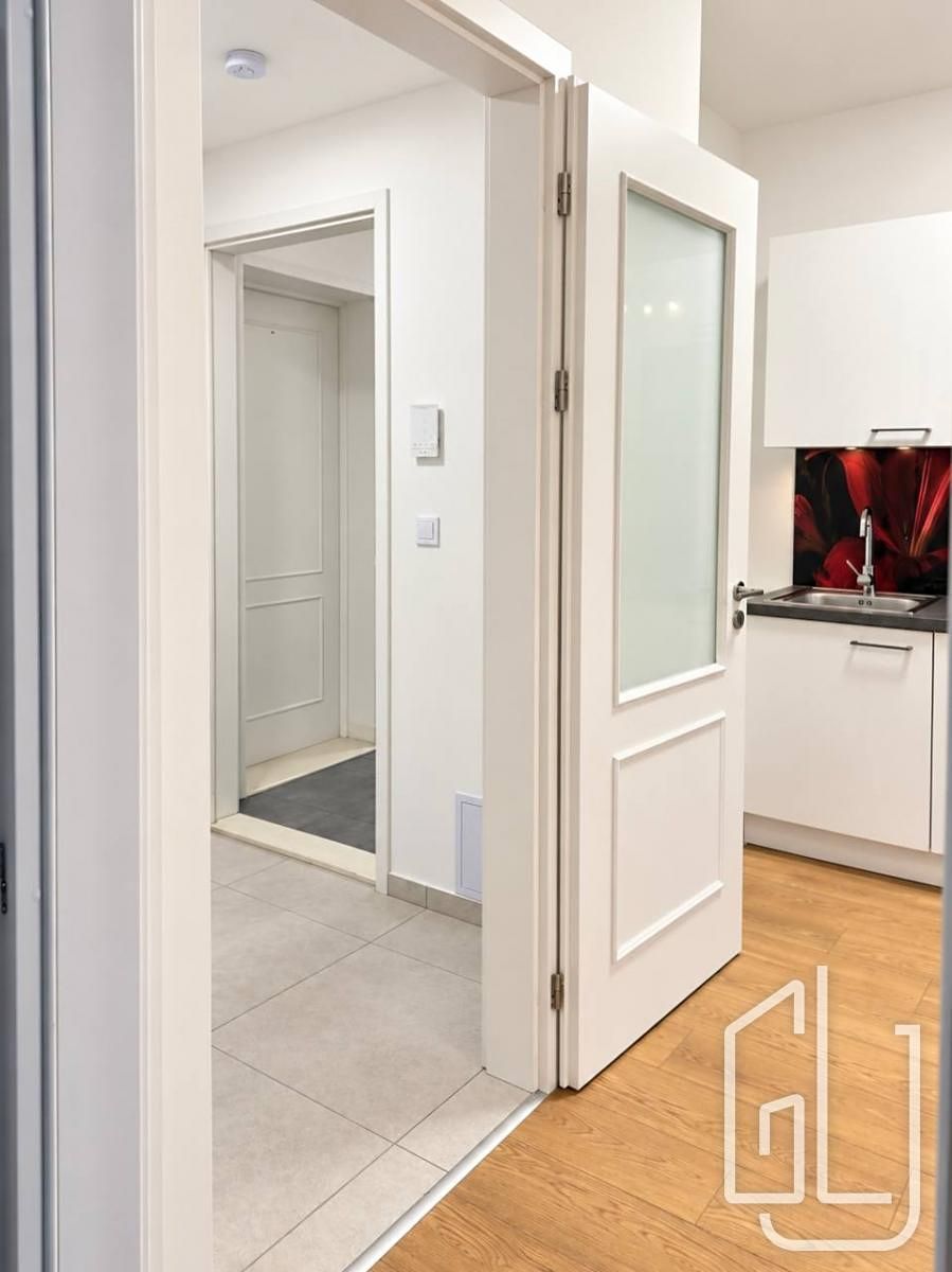 Pronájem bytu 2+kk 42 m² – fotografie 3