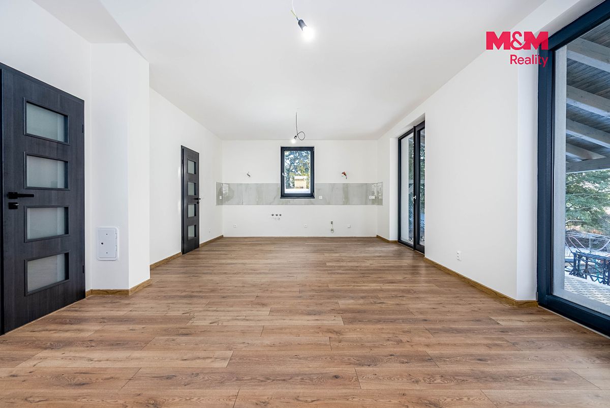 Prodej rodinného domu 170 m², pozemek 893 m² – fotografie 2