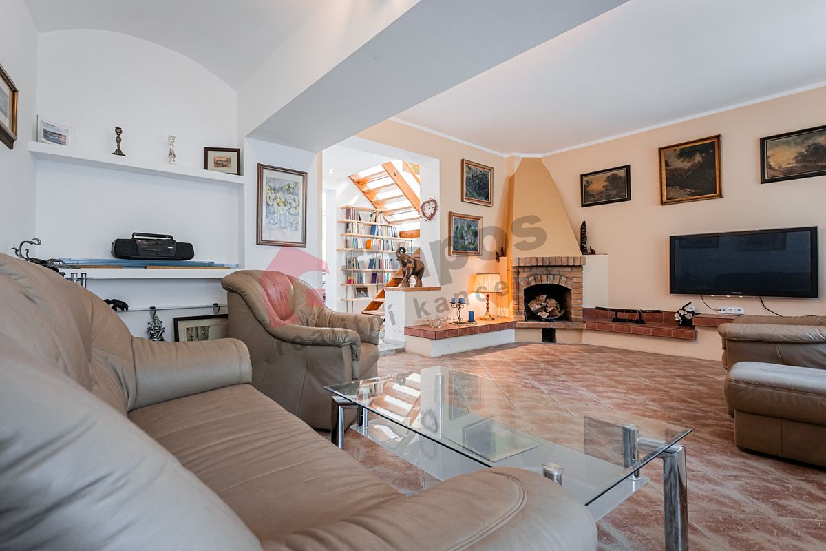 Prodej rodinného domu 415 m², pozemek 576 m² – fotografie 3