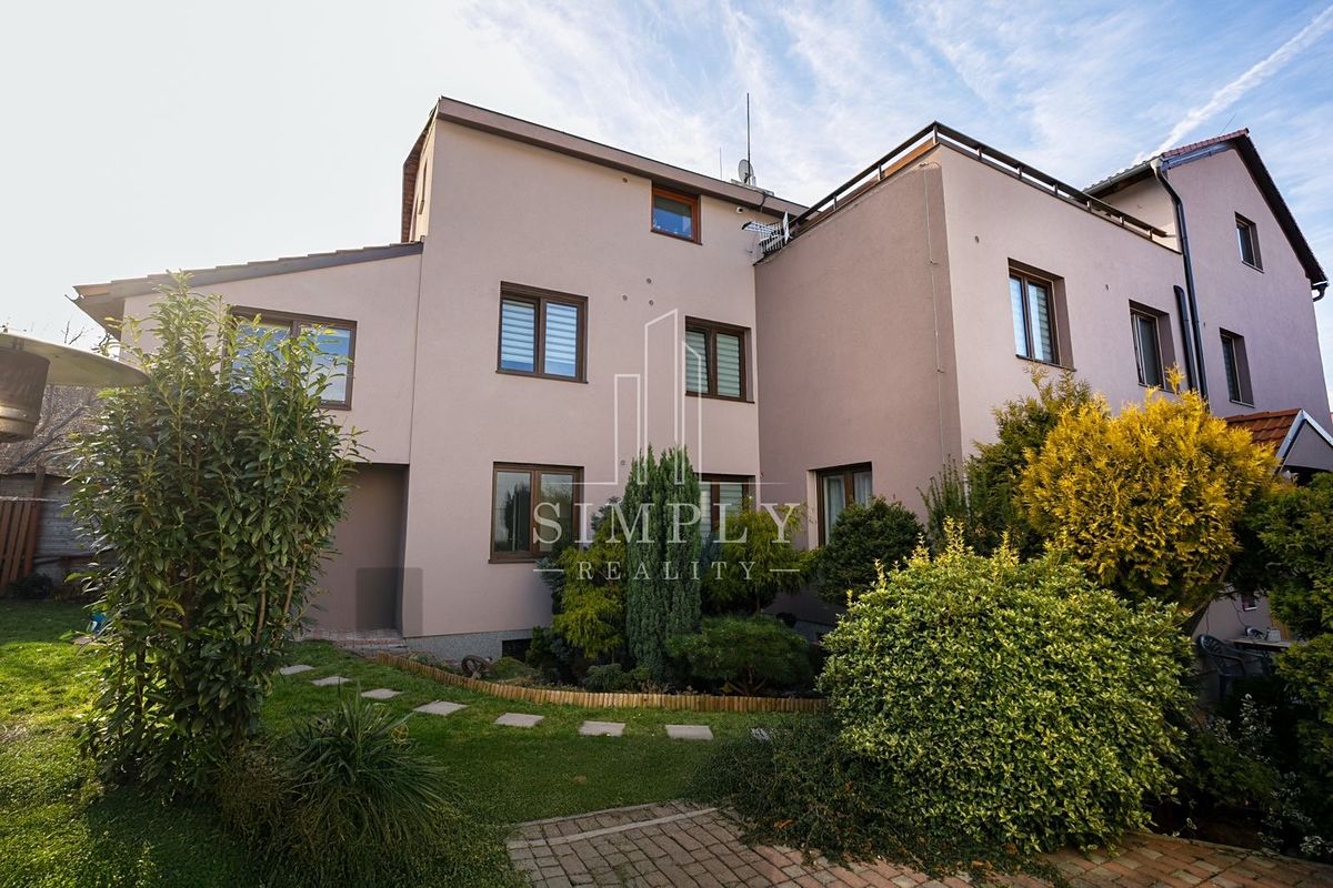 Prodej rodinného domu 460 m², pozemek 421 m² – fotografie 2