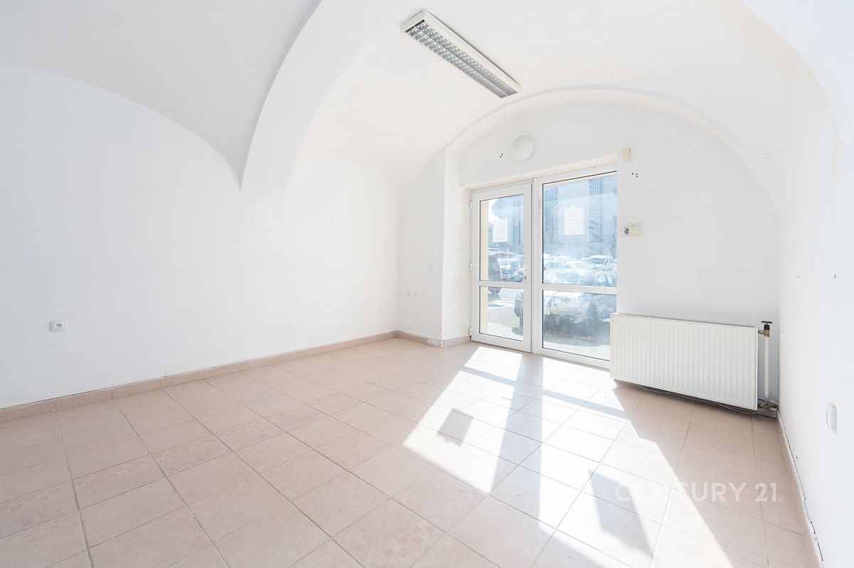 Prodej obchodního prostoru 76 m² – fotografie 2