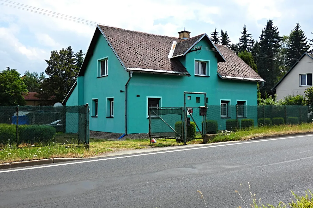 Prodej podílu 50/100 rodinného domu 200 m², pozemek 1183 m²