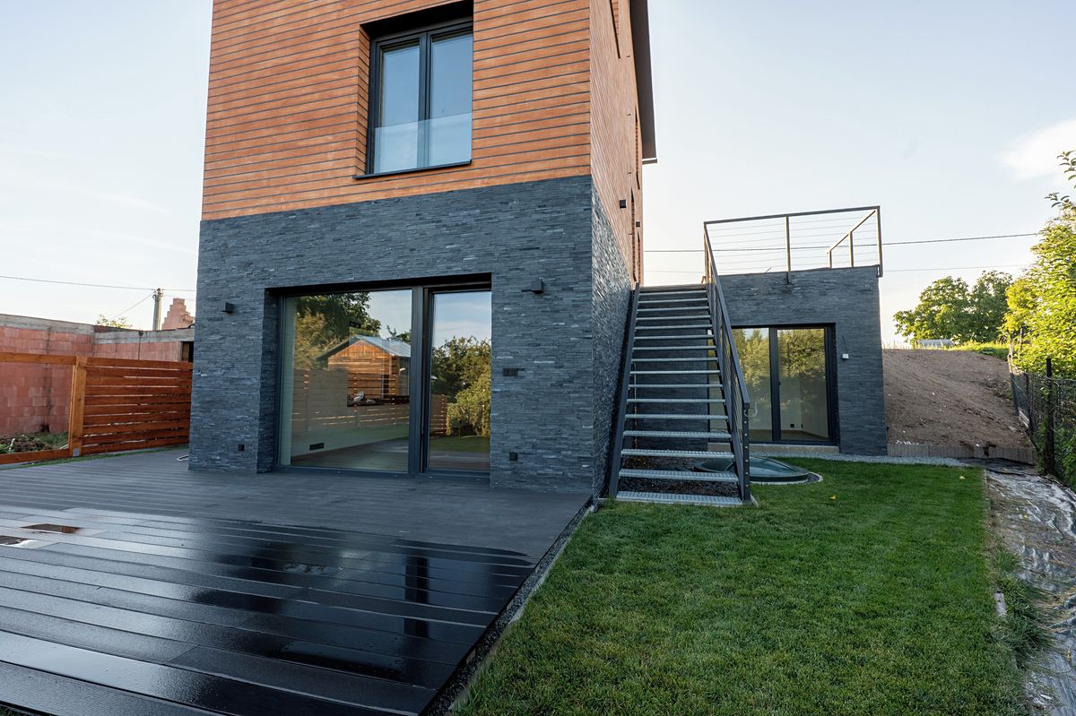 Prodej rodinného domu 140 m², pozemek 374 m² – fotografie 2