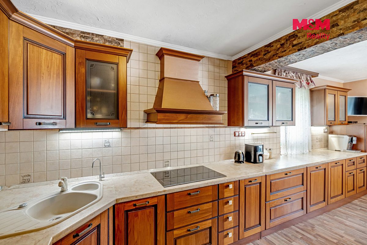 Prodej rodinného domu 283 m², pozemek 719 m² – fotografie 5