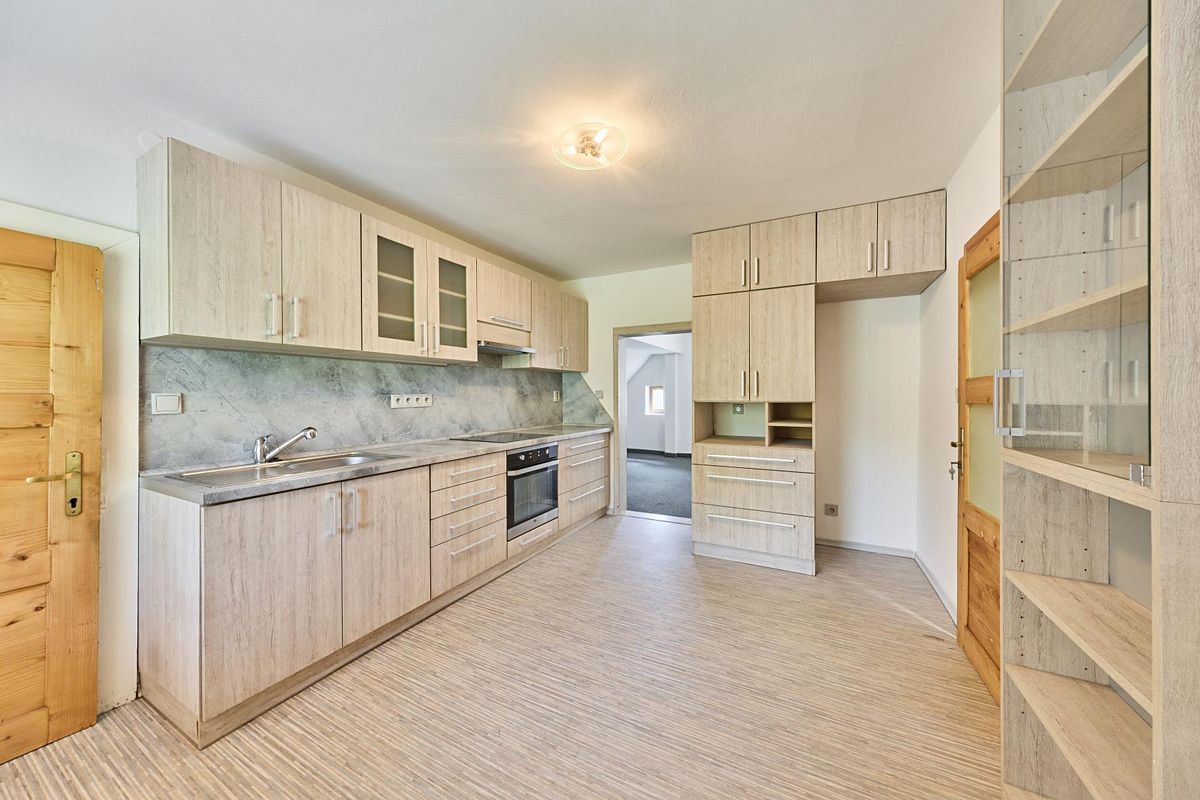 Prodej rodinného domu 151 m², pozemek 1813 m² – fotografie 3