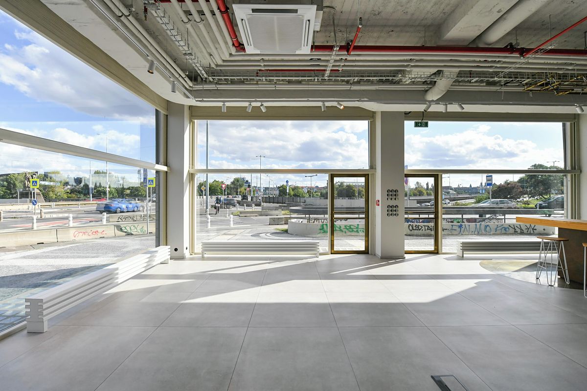 Pronájem obchodního prostoru 242 m² – fotografie 2