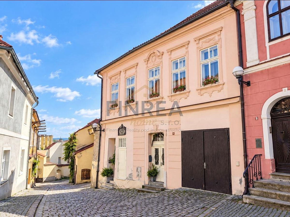 Prodej rodinného domu 680 m², pozemek 263 m²