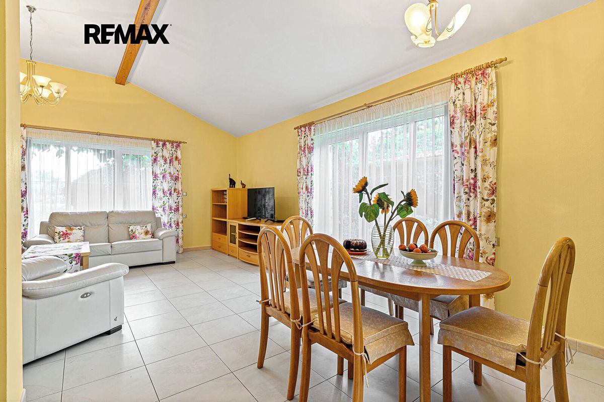 Prodej rodinného domu 186 m², pozemek 1033 m² – fotografie 2