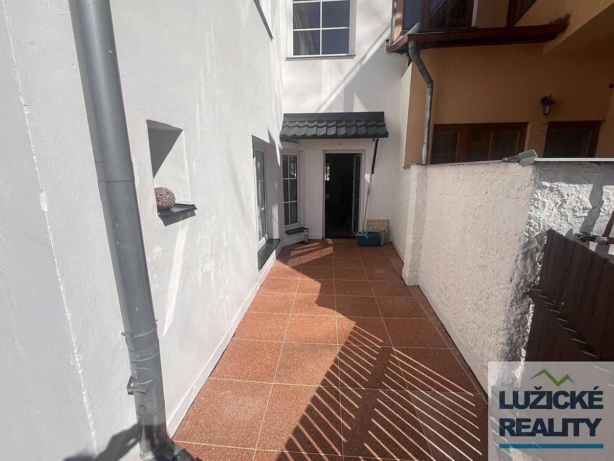 Prodej rodinného domu 241 m², pozemek 130 m² – fotografie 2
