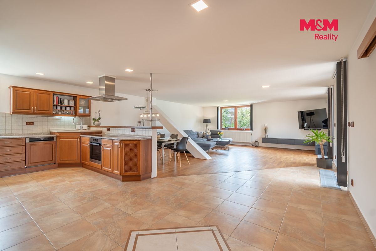 Prodej rodinného domu 196 m², pozemek 1242 m² – fotografie 4