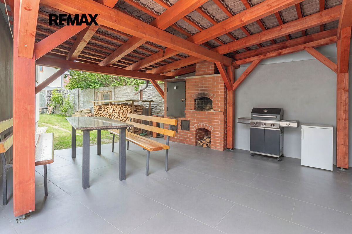 Prodej rodinného domu 275 m², pozemek 363 m² – fotografie 2