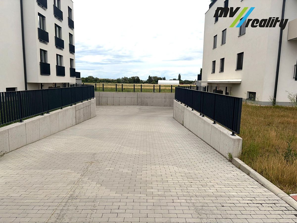 Pronájem garážového stání 12 m² – fotografie 3