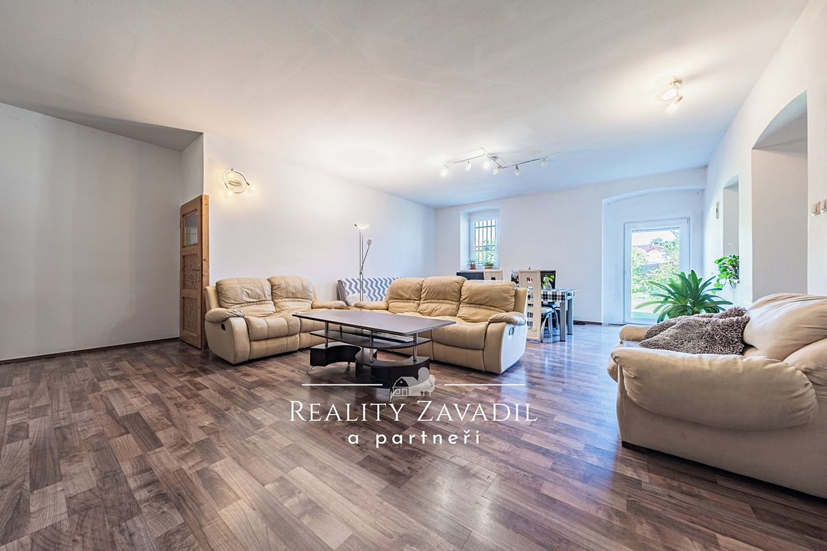 Prodej rodinného domu 225 m², pozemek 1091 m² – fotografie 3