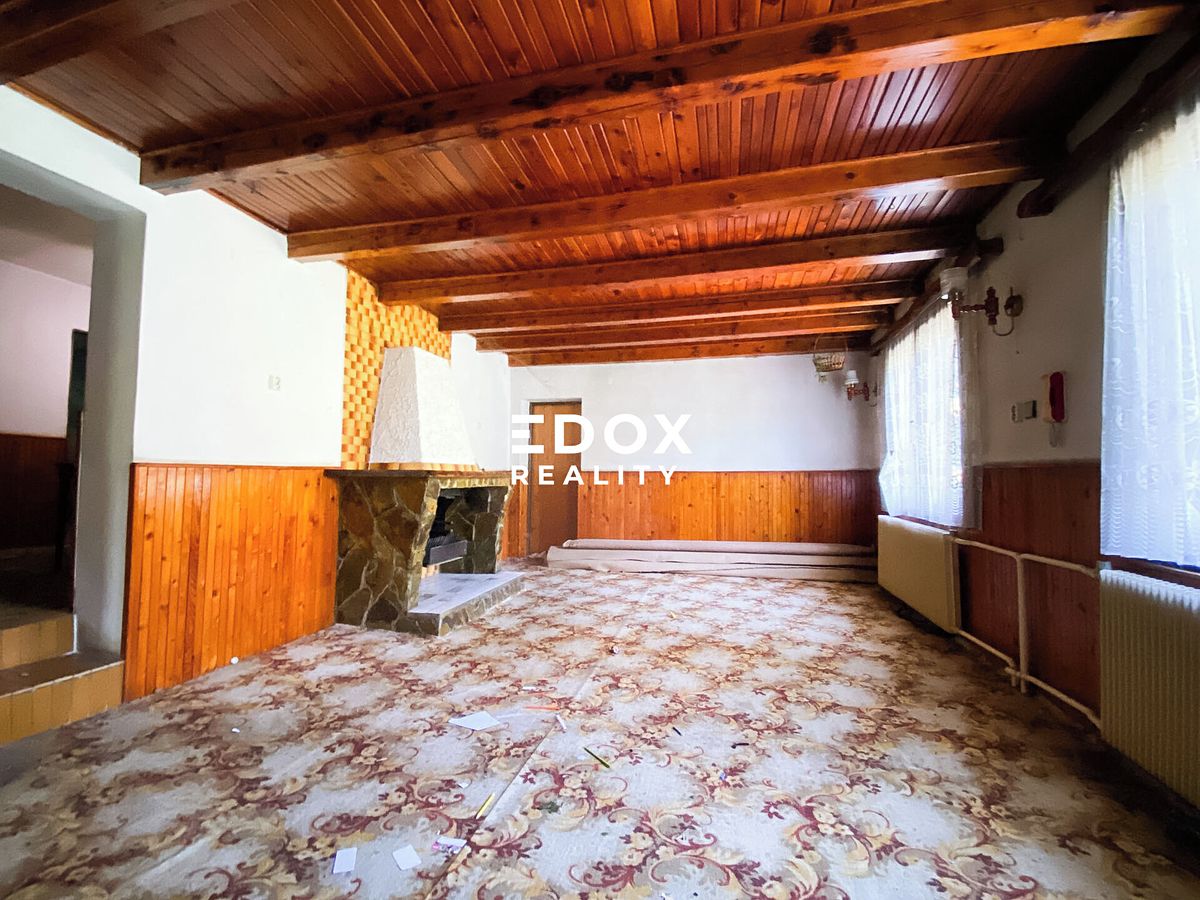 Prodej rodinného domu 300 m², pozemek 2228 m² – fotografie 2