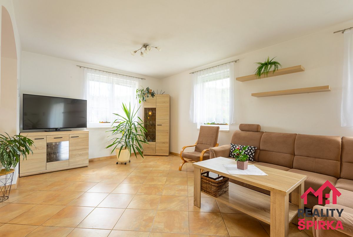 Prodej rodinného domu 195 m², pozemek 1219 m² – fotografie 5
