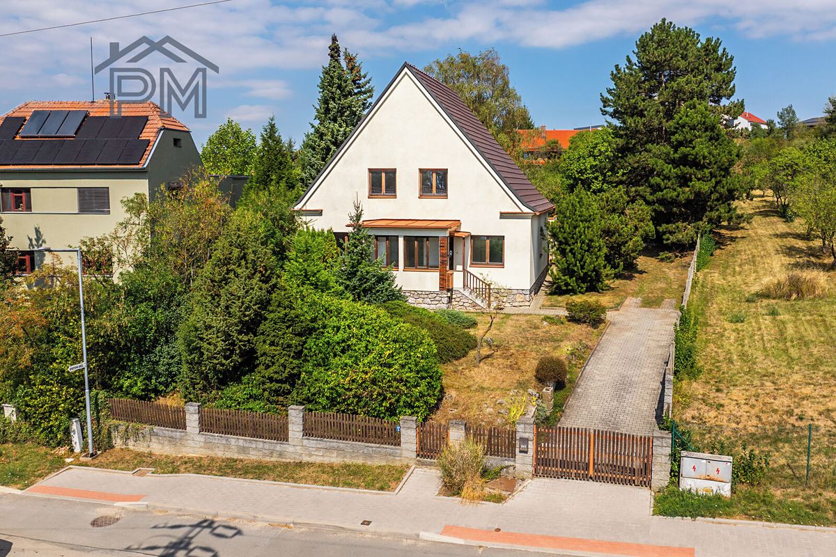 Prodej rodinného domu 244 m², pozemek 1993 m²