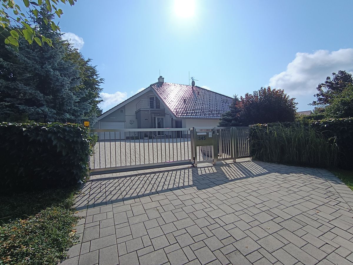 Prodej rodinného domu 230 m², pozemek 1444 m² – fotografie 2