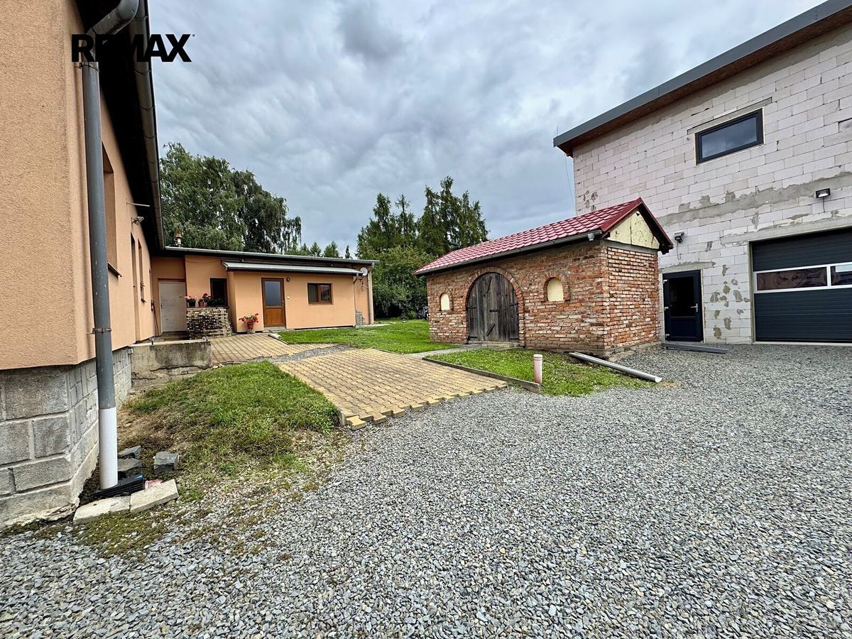 Prodej rodinného domu 313 m², pozemek 1527 m² – fotografie 3