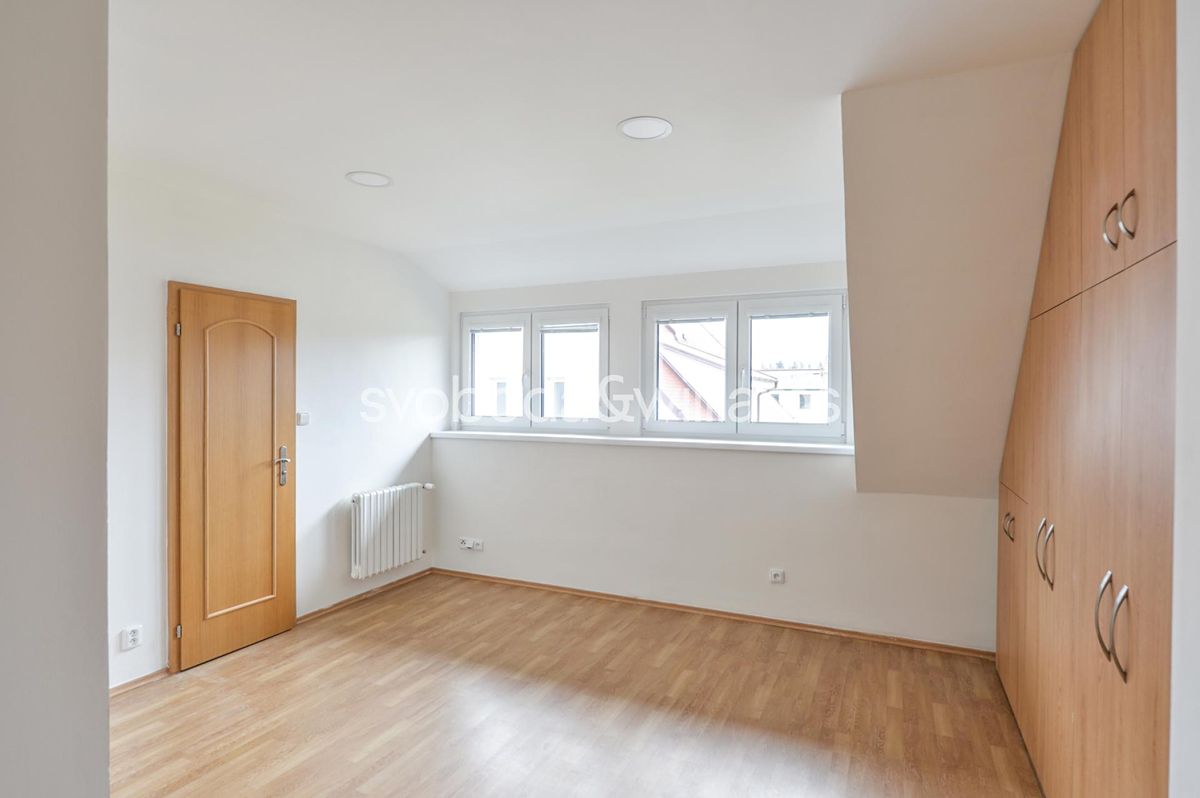 Pronájem rodinného domu 380 m², pozemek 748 m² – fotografie 5