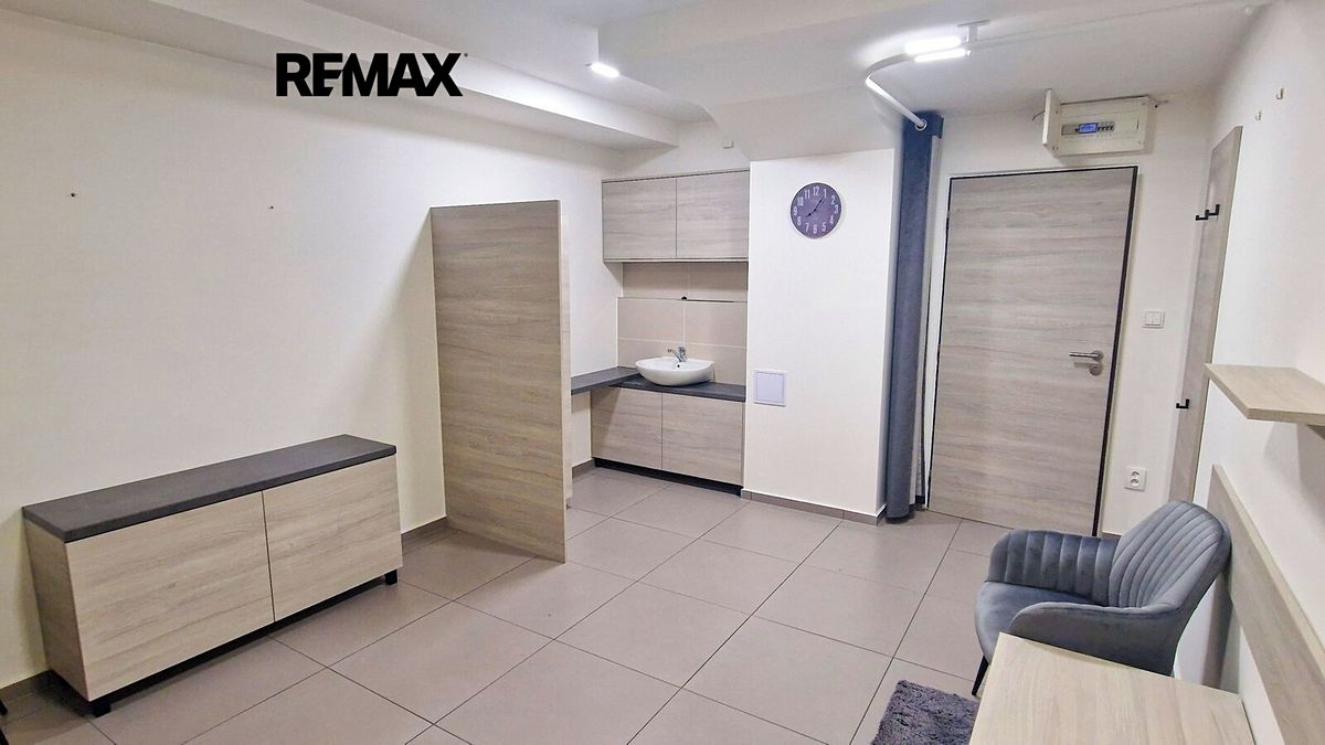 Pronájem obchodního prostoru 16 m²