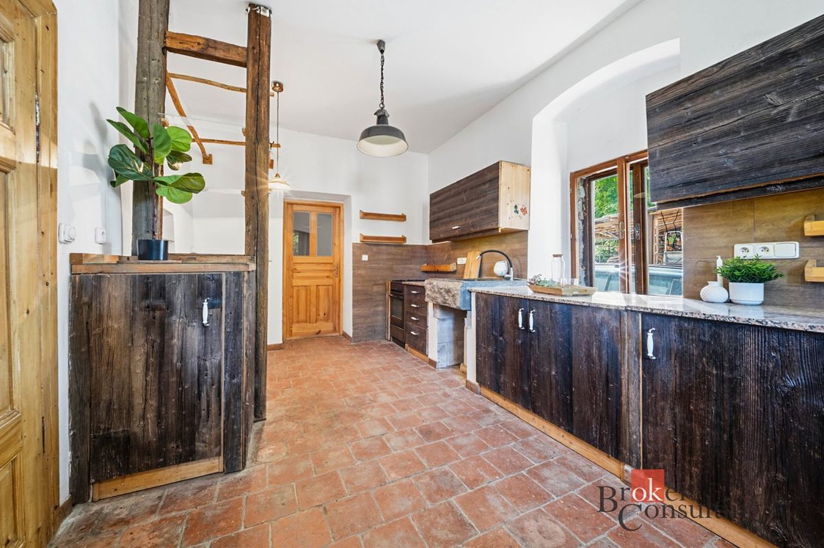 Prodej rodinného domu 200 m², pozemek 1418 m² – fotografie 5
