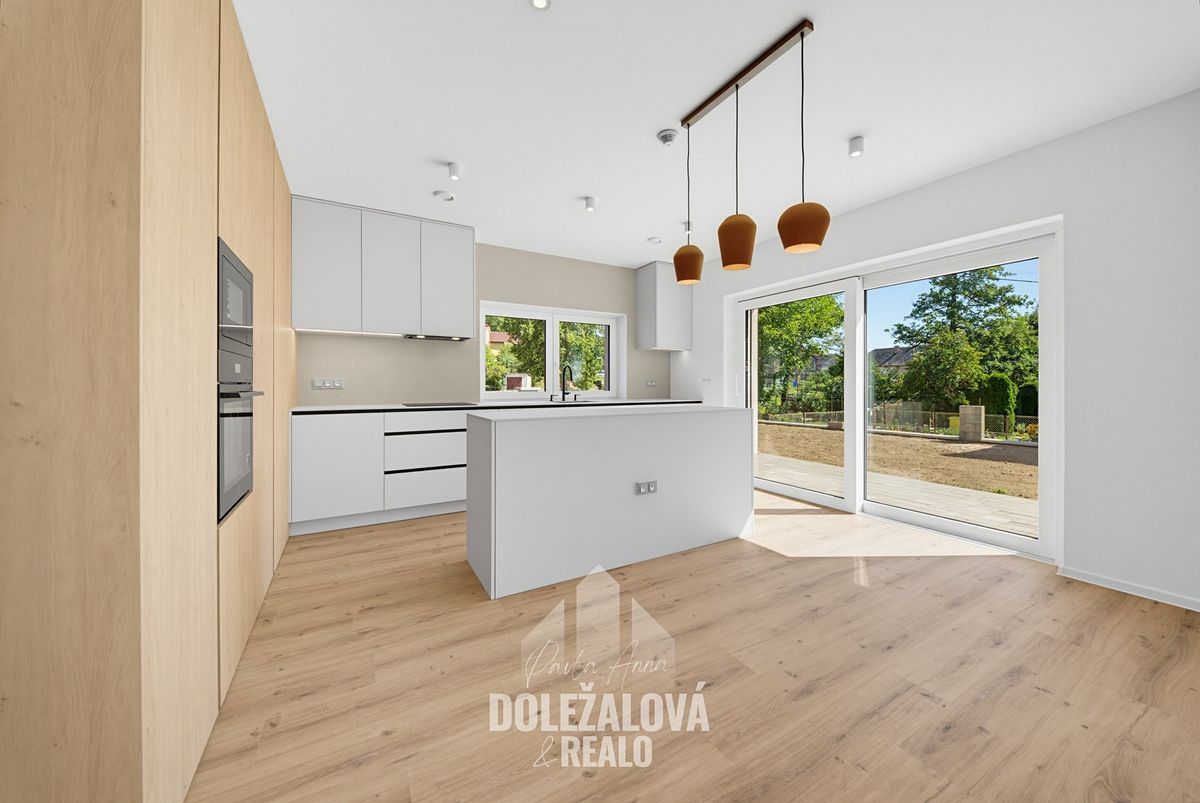 Prodej rodinného domu 195 m², pozemek 676 m² – fotografie 3