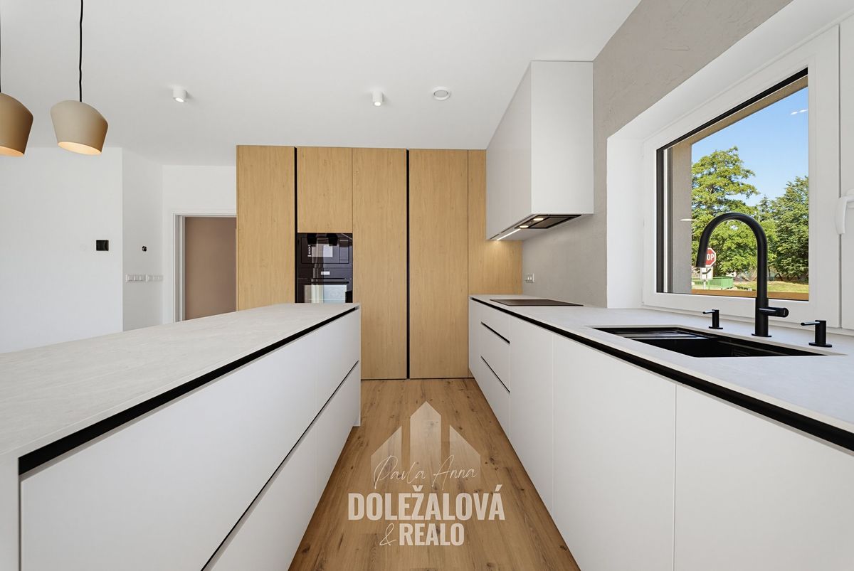 Prodej rodinného domu 195 m², pozemek 676 m² – fotografie 2