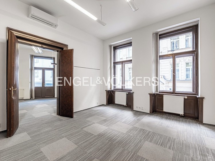 Pronájem komerčního prostoru, 206 m² (1 z 8)