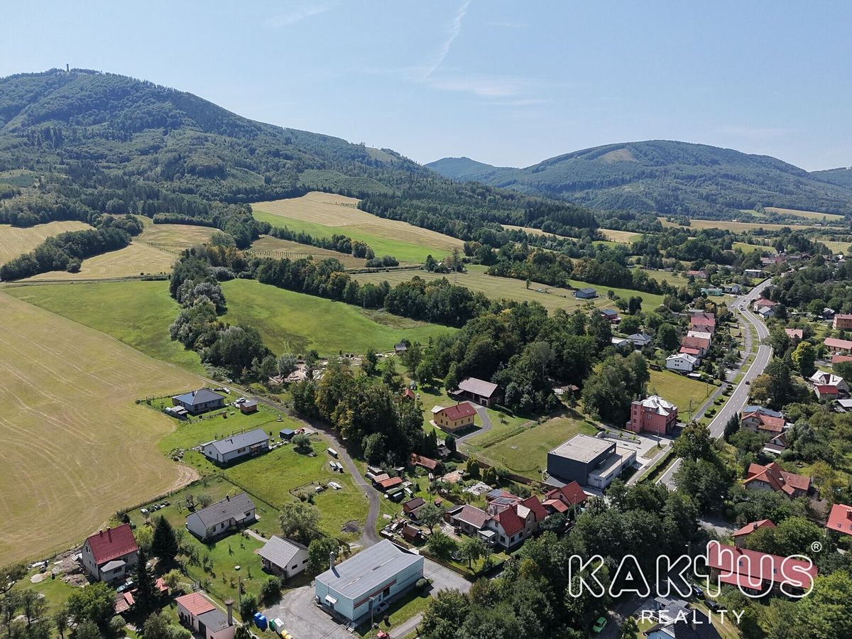 Prodej stavebního pozemku 922 m² – fotografie 3