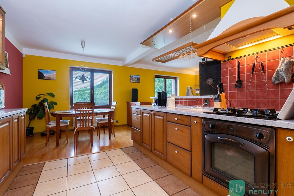 Prodej rodinného domu 265 m², pozemek 1277 m² – fotografie 2