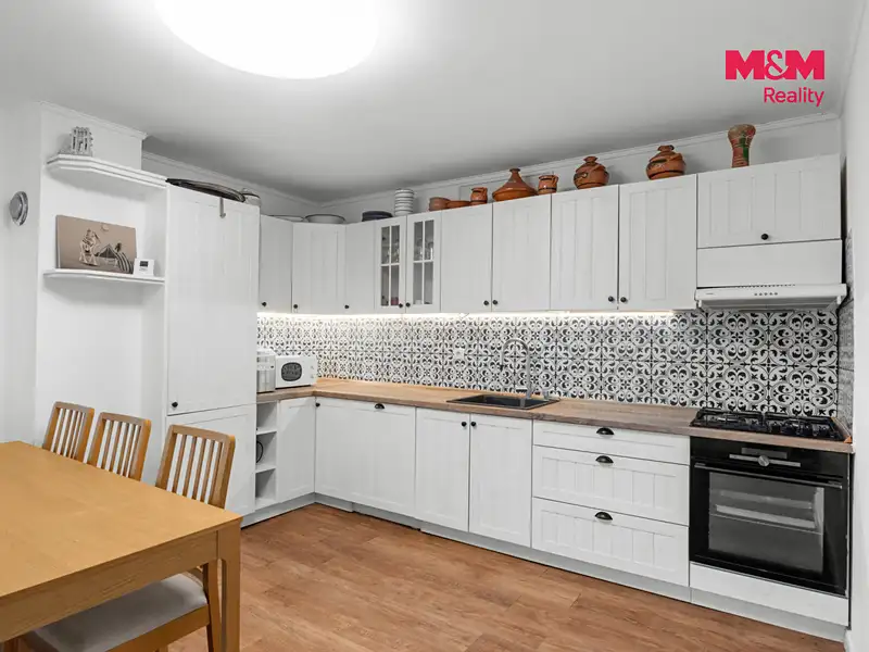 Prodej rodinného domu 288 m², pozemek 584 m², Peruc – náhled fotky 2